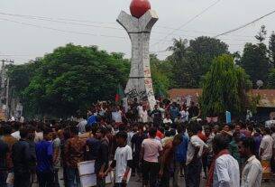 হামলা, অগ্নিসংযোগ ও লুটপাটের অভিযোগে লালমনিরহাটে হিন্দু সম্প্রদায়ের বিক্ষোভ