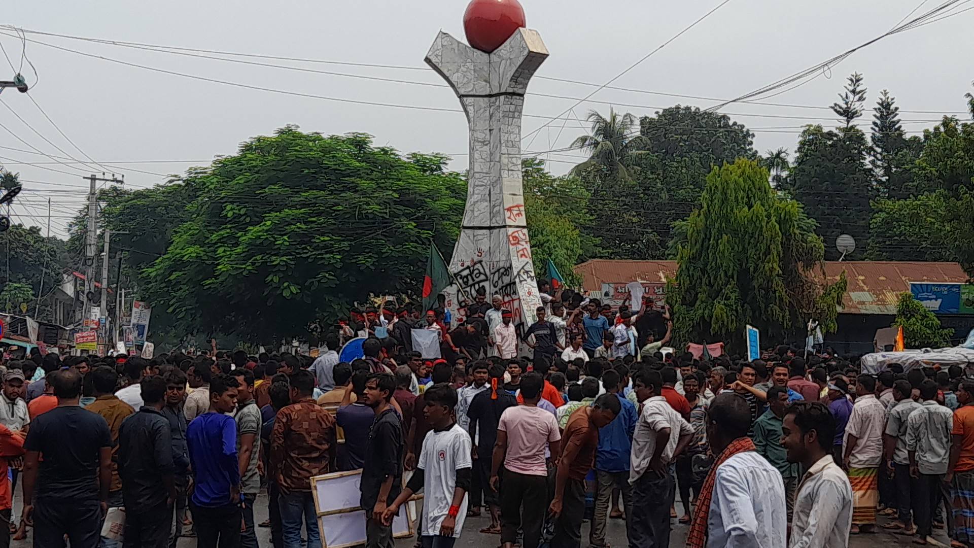 হামলা, অগ্নিসংযোগ ও লুটপাটের অভিযোগে লালমনিরহাটে হিন্দু সম্প্রদায়ের বিক্ষোভ