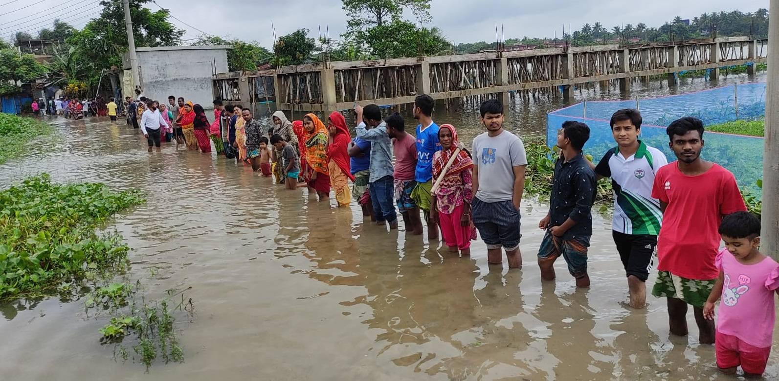 সাতক্ষীরায় জলাবদ্ধতা থেকে চিরতরে মুক্তির দাবিতে স্থানীয়দের মানববন্ধন