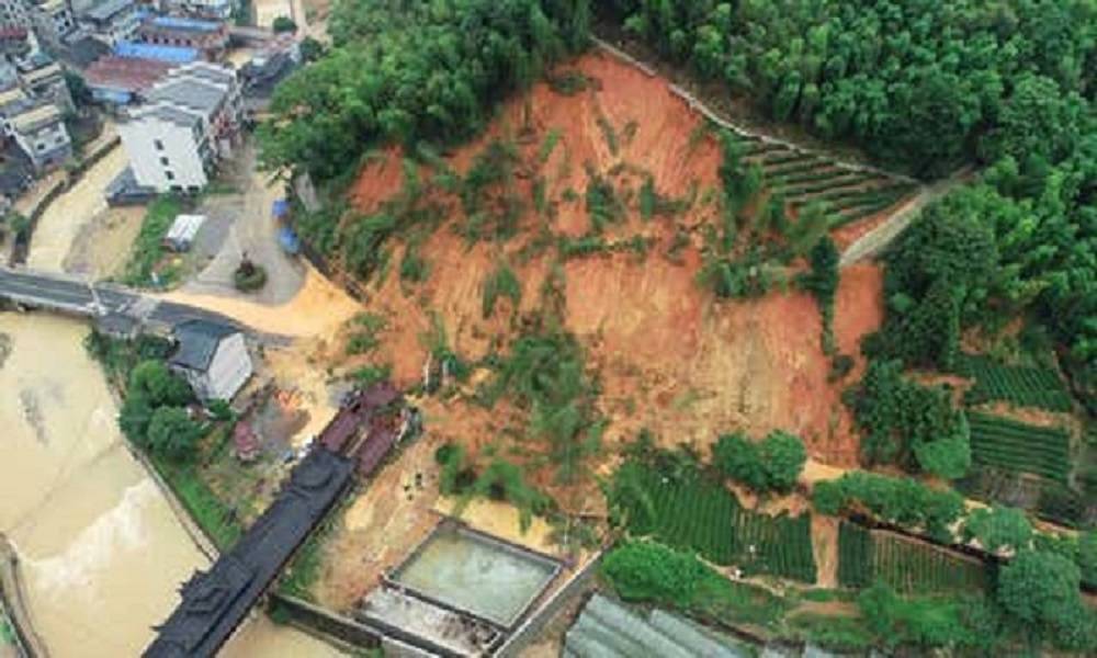 চীনে বন্যা ও ভূমিধসে ৩০ জনের মৃত্যু