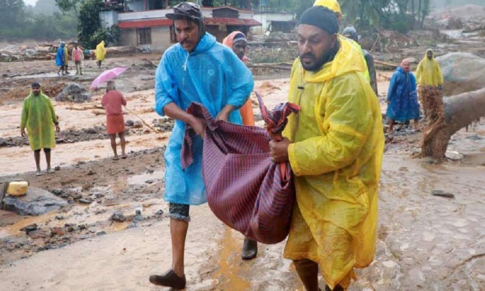 বিধ্বস্ত ওয়েনাড়ে চলছে প্রাণের খোঁজ