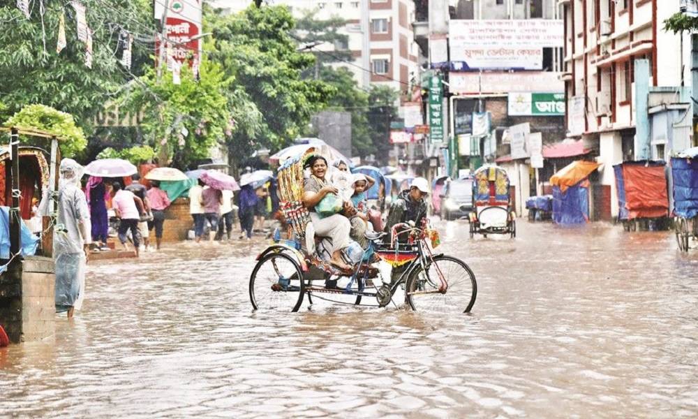 ঢাকায় দিনভর বর্ষণ: বৃষ্টি জলজট আর যানজটে চরম জনদুর্ভোগ