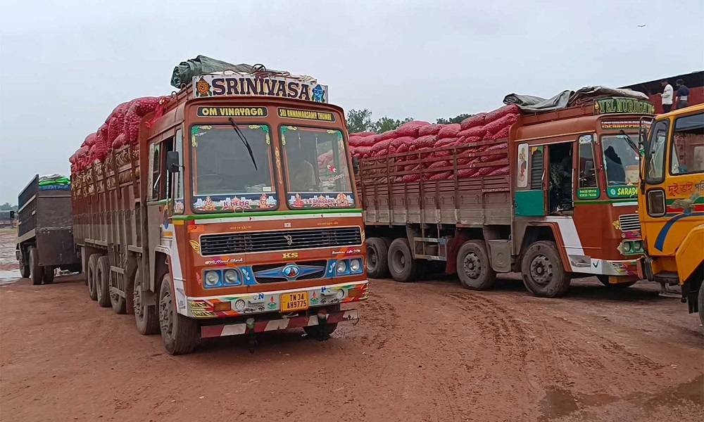 আমদানিকারকদের অজুহাতে বাড়ে পেঁয়াজের দাম